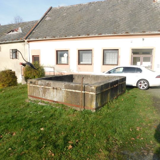 Kašna u bývalého pivovaru v Ratajích