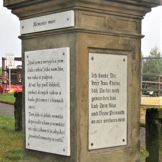 Kříž u kaple Panny Marie Prostřednice v Markvarticích