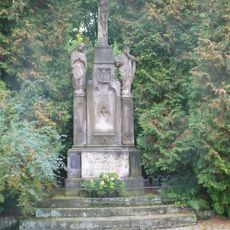 Kříž v Dolní Dobrouči vedle kostela svatého Mikuláše