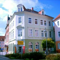 Wohnhaus in geschlossener Bebauung mit Sparkasse im Erdgeschoss Julius-Kühn-Platz 18