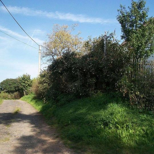 Kříž u dráhy ve Velečíně