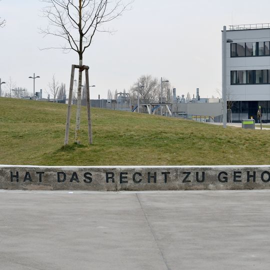 Einfassungsmauer mit dem Zitat "Niemand hat das Recht zu gehorchen" von Hannah Arendt