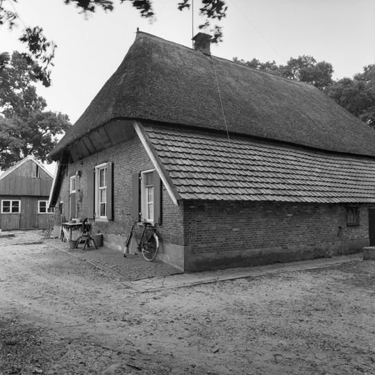 Witmoesdijk 20, Enter