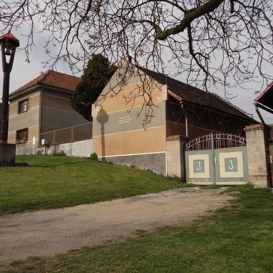 Zvonička ve středu obce Hostín u Mělníka