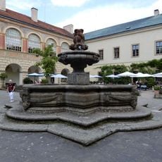 Kašna na nádvoří zámku v Častolovicích