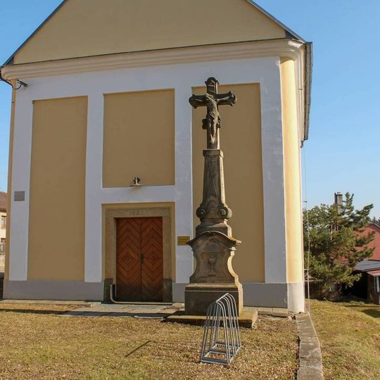 Kříž v Cakově před kaplí na návsi