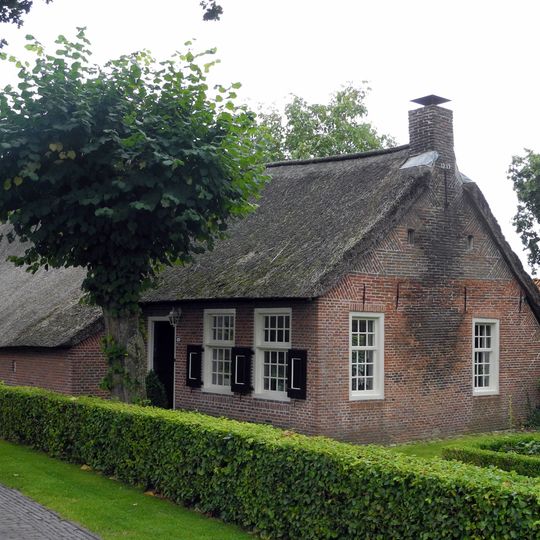 Keuterij met zijbaander en woongedeelte met rechte eindgevel