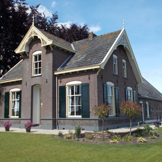 T-boerderij gebouwd in overgangsarchitectuur beïnvloed door de chaletstijl