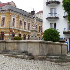 Dolní kašna na náměstí Svobody ve Vimperku se sochou Immaculaty