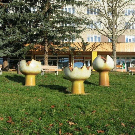 Keramická plastika Tři květy na náměstí 8.května v Meziboří