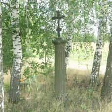 Kamenný sloup s křížkem u silnice 286 severně od Železnice