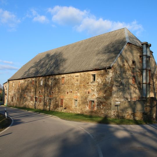 Einzeldenkmale der Sachgesamtheit Rittergut Lautitz: westliche Scheune, nördliches Wirtschaftsgebäude, die beiden aneinander gebauten südöstlichen Wirtschaftsgebäude, die Einfahrtspfeiler auf der Westseite sowie die Hofmauer (siehe auch Sachgesa