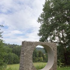 Kunstwerk Stein mit Loch