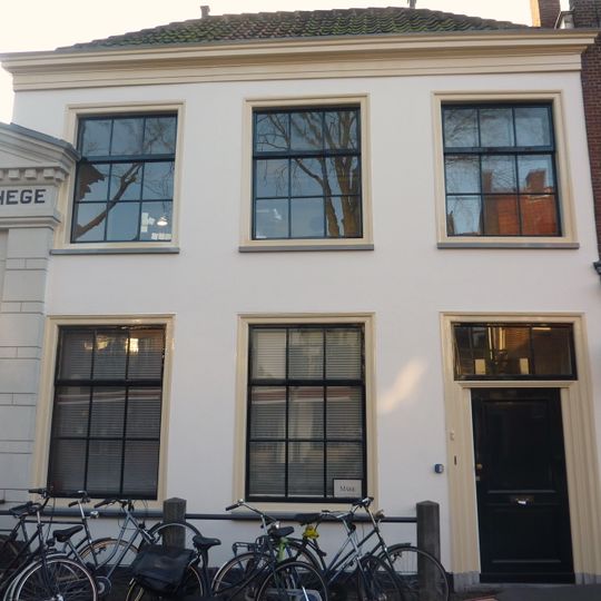 Woning directeur Universiteitsmanega. Voormalige gebouw van het Statencollege in voormalig Cellebroederklooster. Poort met paardehoofd, alles gepleisterd
