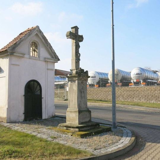 Kříž u kaple v Podluskách