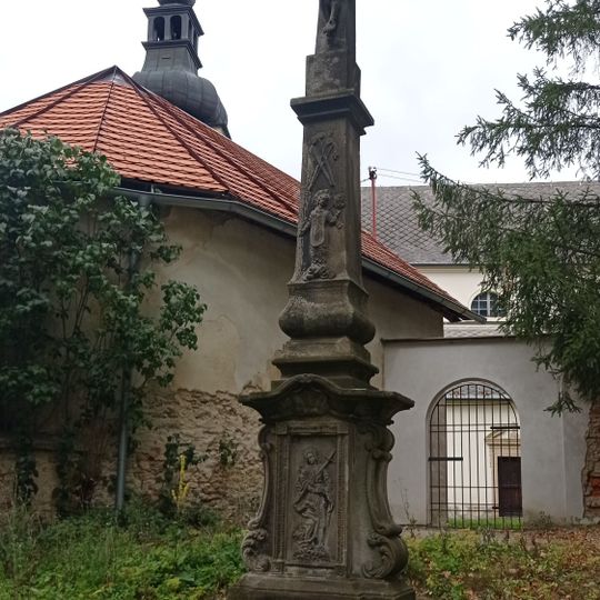 Wayside cross south of the Church of St. Giles