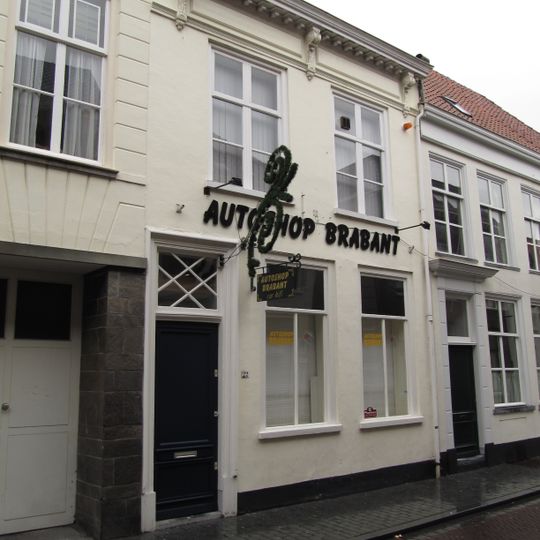 Huis met lijstgevel, kroonlijst op consoles en bovenlicht met ruitmotief