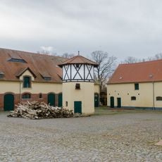 Wohnhaus, zwei Seitengebäude, Hofpflaster, Einfriedungsmauer, Schornstein der Brennerei und Taubenturm eines Ratsgutes Canitz 10