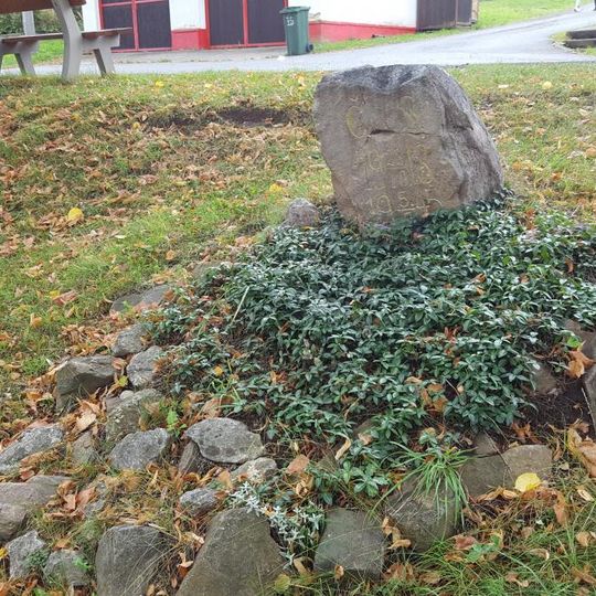 Památný kámen na návsi v Křešíně