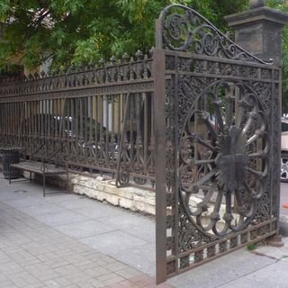 Ограда с воротами между домами