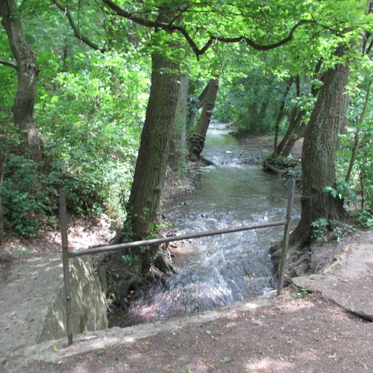 Most cesty v Tichém údolí přes Únětický potok