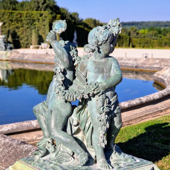 Trois enfants tenant une guirlande