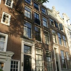 Pand met halsgevel met gedeelde vleugelstukken en palmet in de afdekking