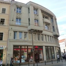 Wohn- und Geschäftshaus in geschlossener Bebauung, abgerundetes Eckhaus An der Frauenkirche 4 (Demianiplatz 14)