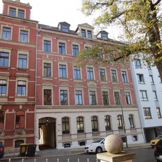 Mietshaus in ehemals geschlossener Bebauung Kanzlerstraße 15