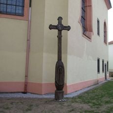 Kříž u kostela v Nepomuku
