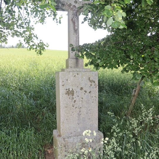 Kříž jižně od Lomů