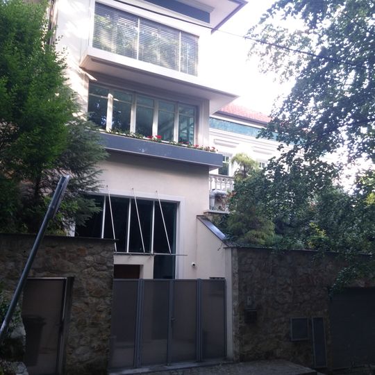 Vila so záhradou, vila