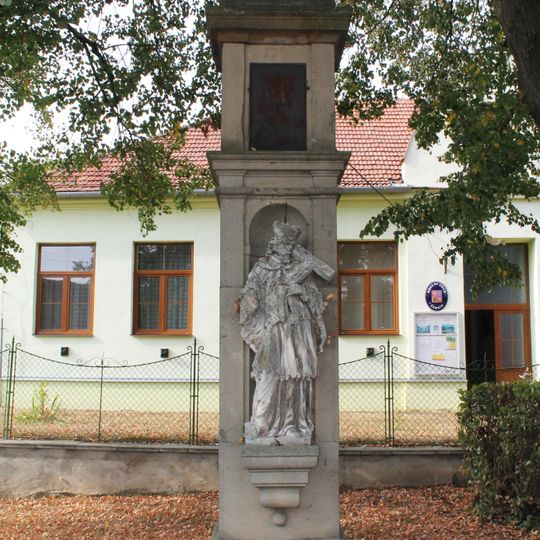 Boží muka u obecního úřadu v Černíně