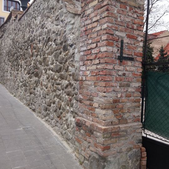 Zvyšok Pálffyho paláca, múr oporný