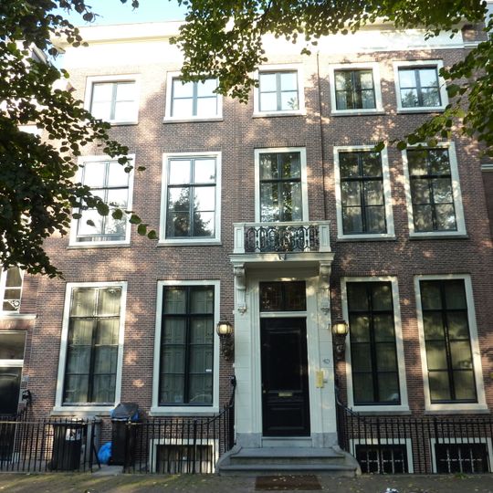 Pand met voor- en achtergevel in Lodewijk XVI stijl - deuromlijsting en balkon