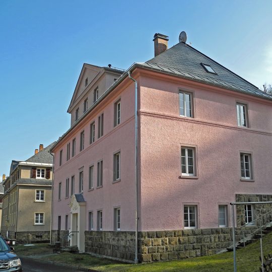 Genossenschafts-Wohnhaus in offener Bebauung mit markantem neobarocken Portal Lindenstraße 6