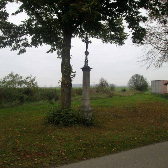 Kříž severovýchodně od Tchořovic u železnice