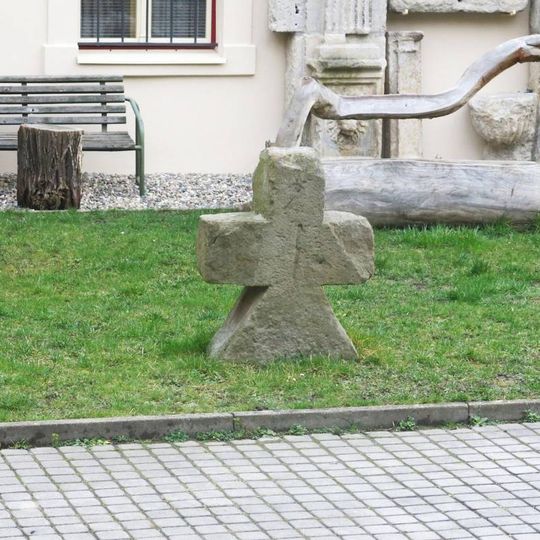 Smírčí kříž na nádvoří Oblastního muzea v Děčíně