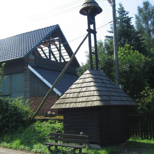 Dřevěná zvonice u silnice v Podolí