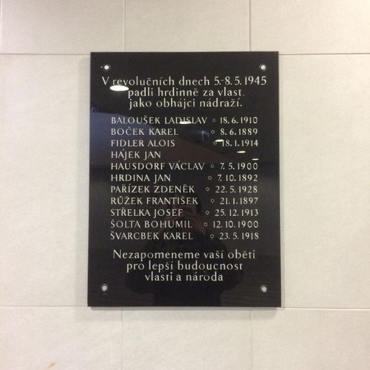 Pamětní deska pražského povstání na hlavním nádraží v Praze