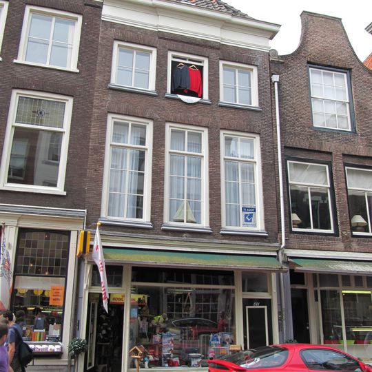 Pand met gevel met verkropte kroonlijst en geprofileerde, hardstenen vensterdorpels