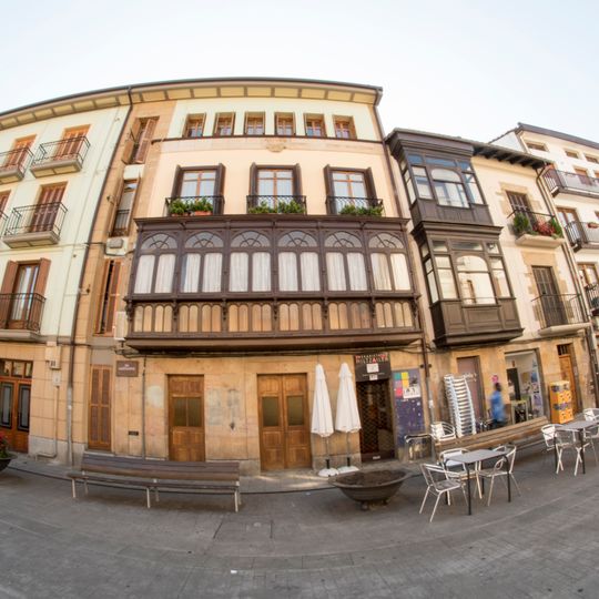 Atzeko kalea 30 etxea