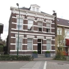 Half vrijstaand herenhuis