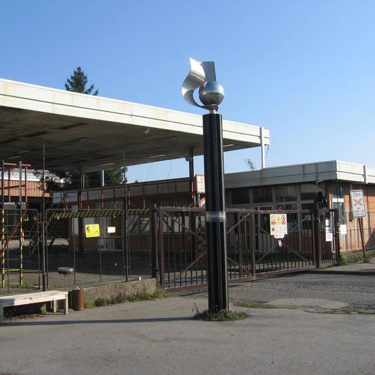 Pylon se symbolem ohně