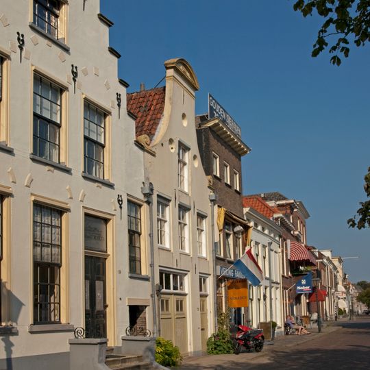 Pand met gepleisterde klokgevel met gebogen fronton