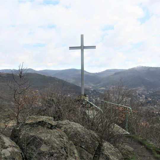Kříž na skále Mlynářův kámen západně od Dolních Zálezel