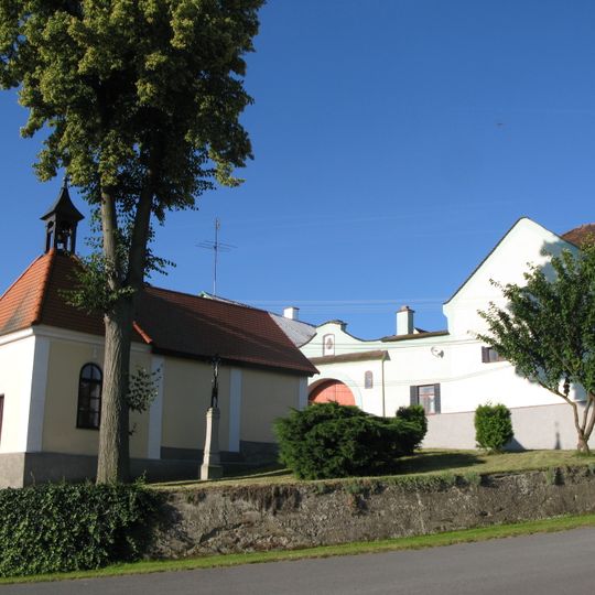 Kříž u kaple v Louňové