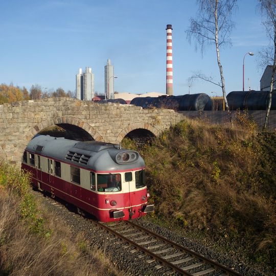 Kamenný most přes trať u továrny v Horním Slavkově