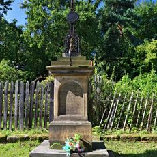 Kříž u kostela v Novinách pod Ralskem