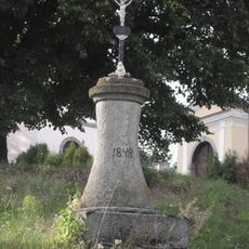 Kříž pod kostelem v Kotouni